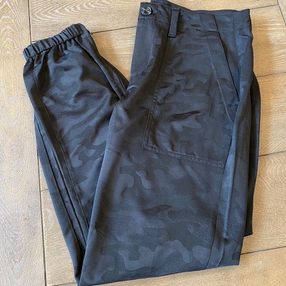 Liverpool Harleigh Crop Utility Pant In Black Camo - Picture 3 of 7